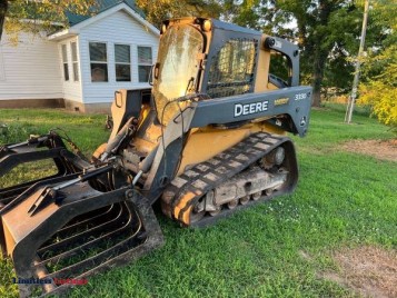 2011 John Deere skid steer - (Miller)