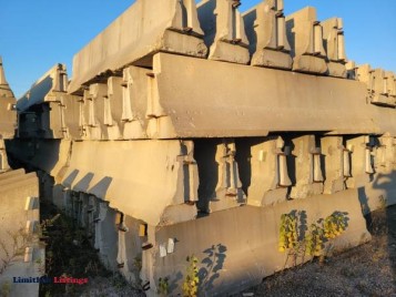 Concrete jersey barrier wall - (Vermilion)