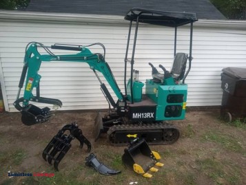 Mini excavator, like new, 2 hours on it, free delivery - (Peoria)